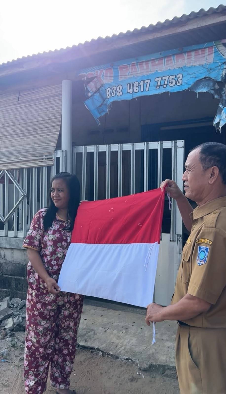 Pembagian Bendera ke Masyarakat